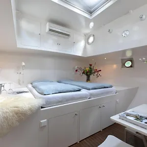 Oda ve Kahvaltı Houseboat Volle Maan Amsterdam
